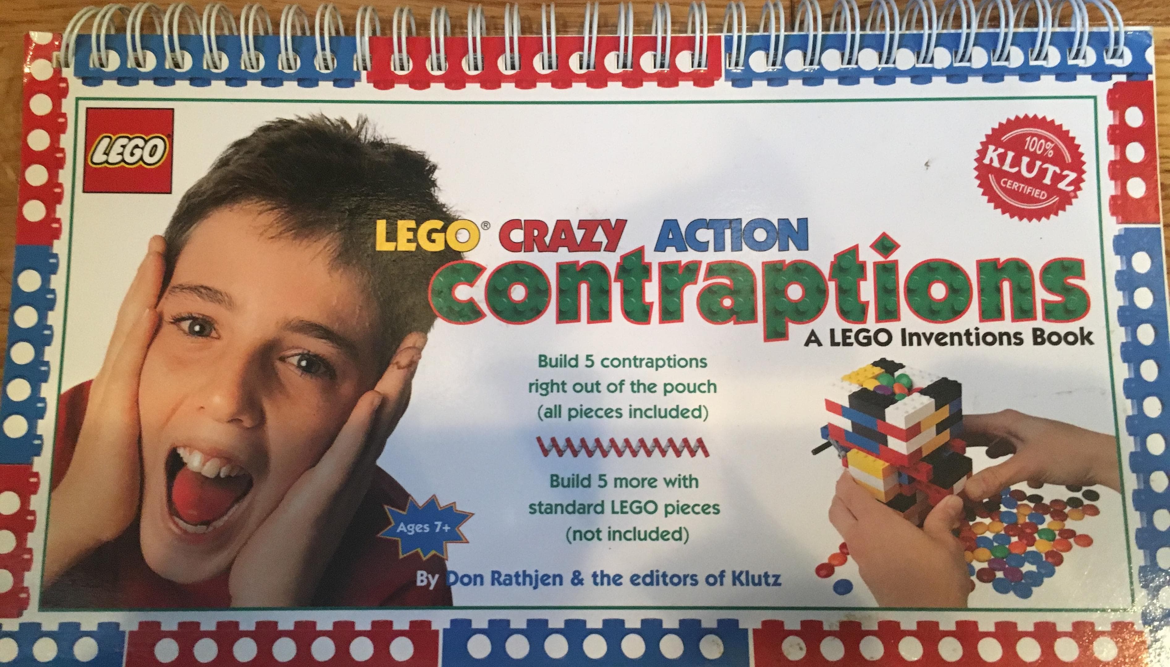 LEGO sættet Crazy Action Contraptions: A LEGO Inventions Book