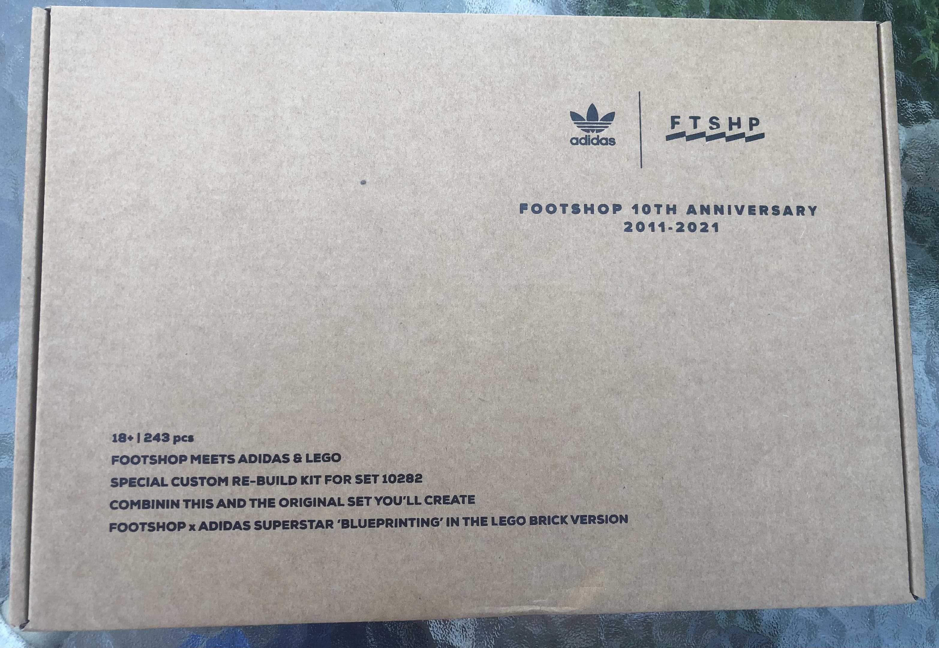 LEGO sættet Footshop Meets Adidas & LEGO Special Custom Re-build Kit