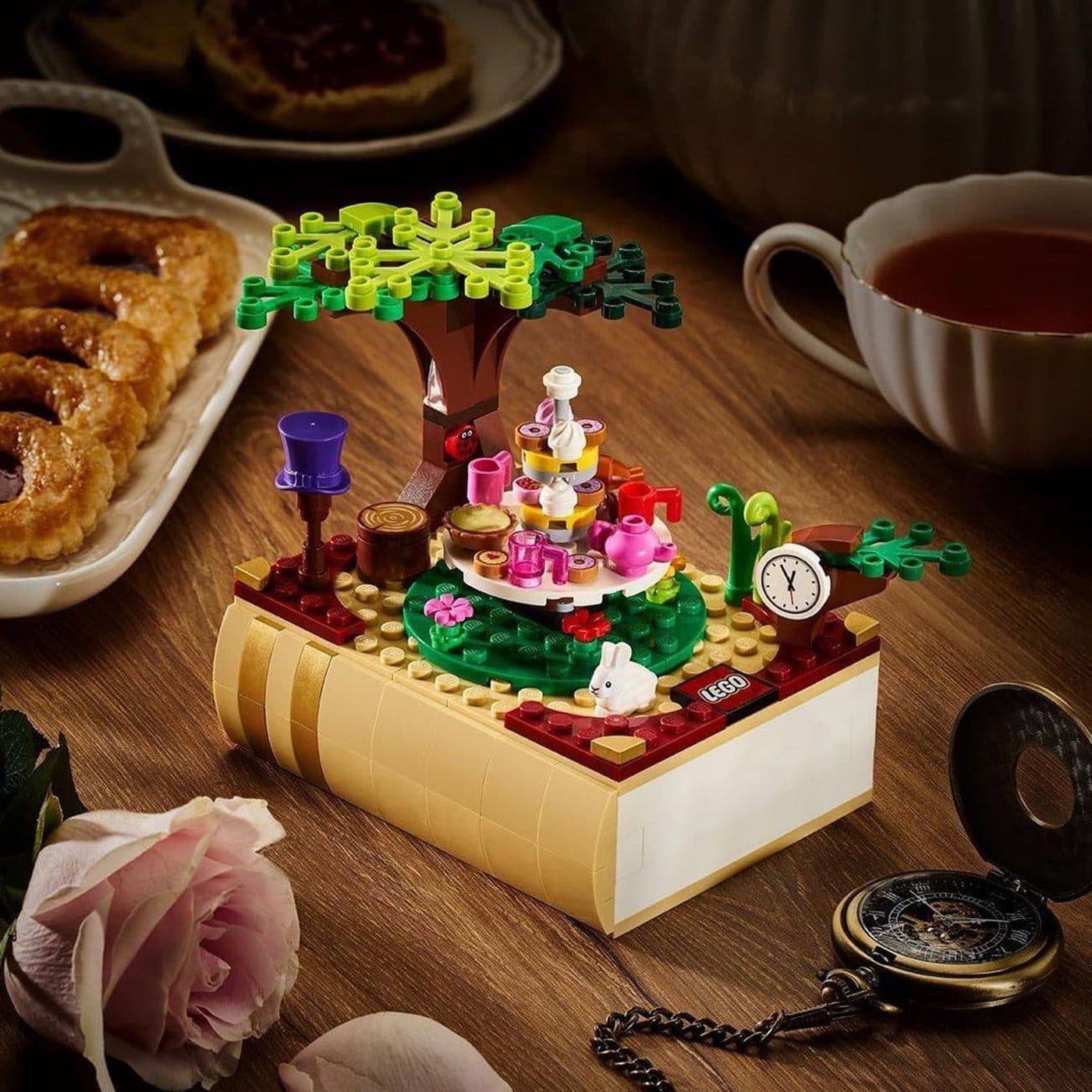 LEGO sættet Alice's Adventures in Wonderland Book